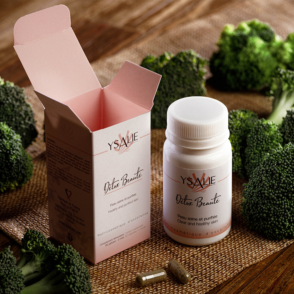 Complément alimentaire Détox Beauté entouré de brocoli, ingrédient présent dans celui-ci et activant naturellement l'élimination des toxines. cure détox peau femme adulte.
