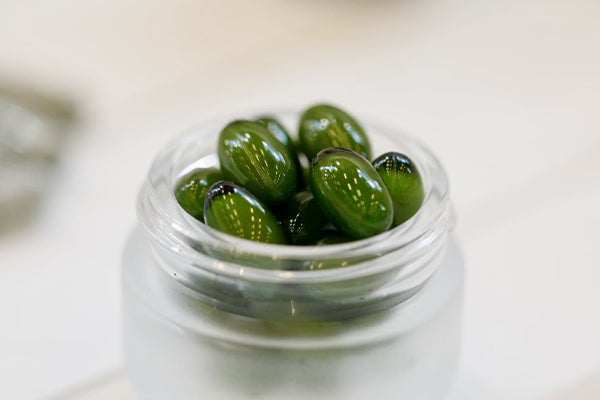 Pot avec des capsules du complément alimentaire Cheveux et Ongles Expert
