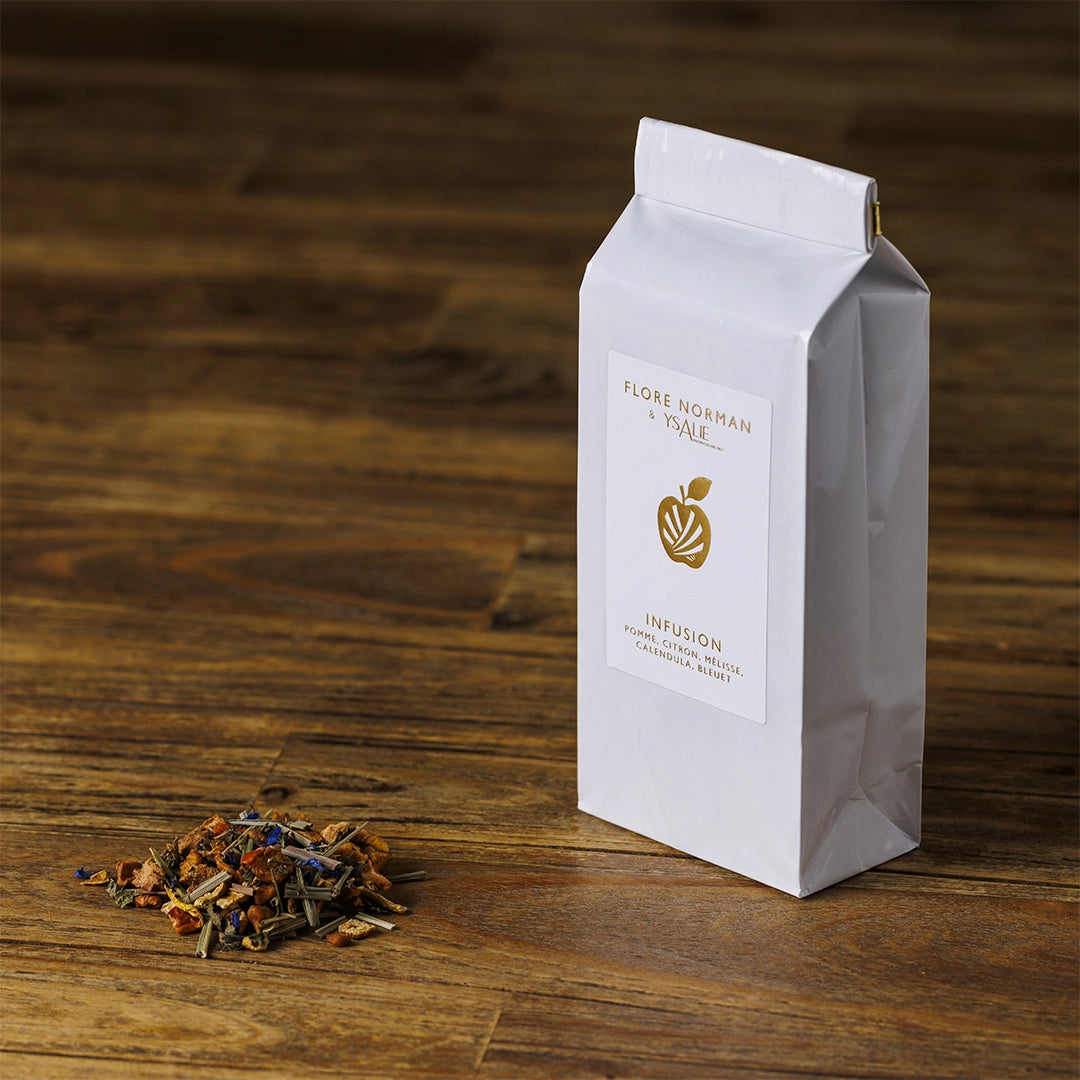 Recharge de l'Infusion Beauté devant celle-ci un tas de copeaux de l'infusion sont présenté