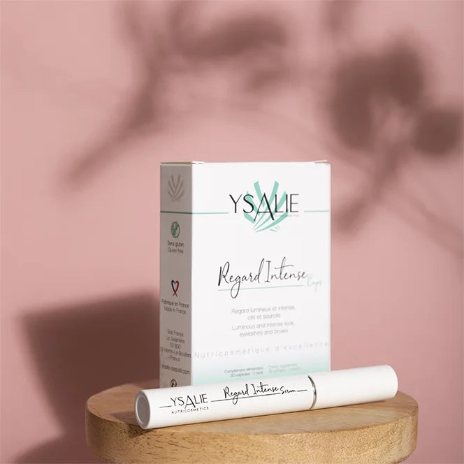 Pack duo Regard Intense comprenant un sérum et un complément alimentaire pour les cils et les sourcils, présentés sur un fond rose.