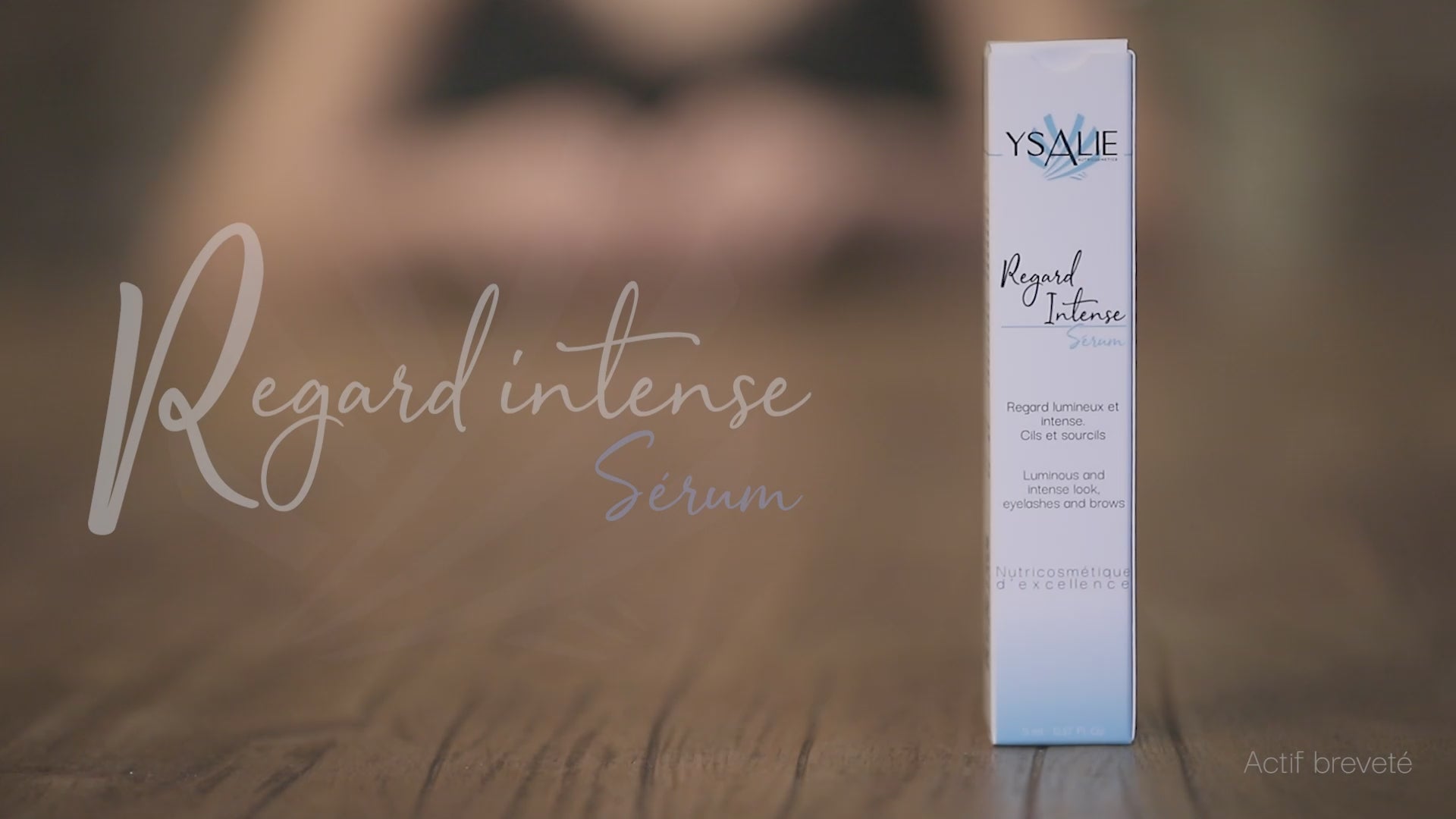 Vidéo de l'application de notre Séurm Regard Intense sur les cils et les sourcils par une femme de 20 ans.