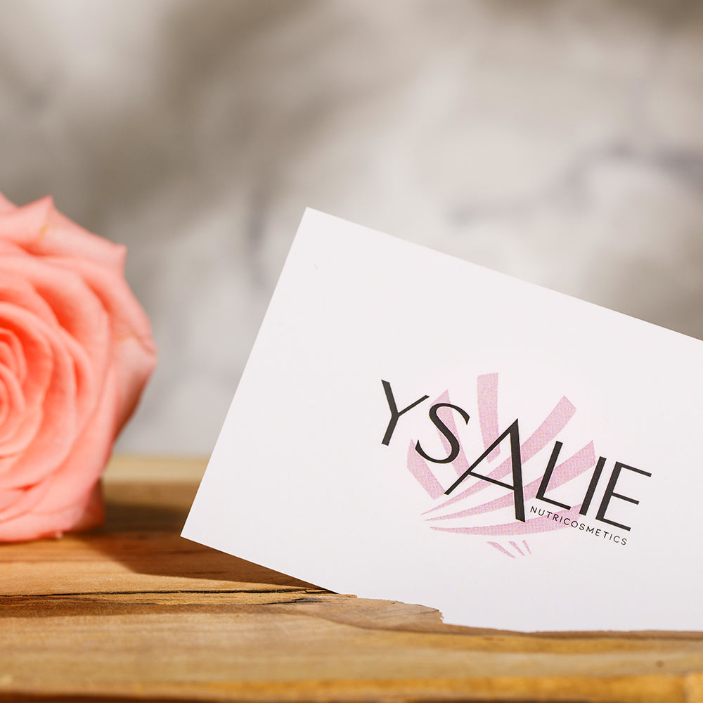 Carte Cadeau Ysalie à côté d'une rose.