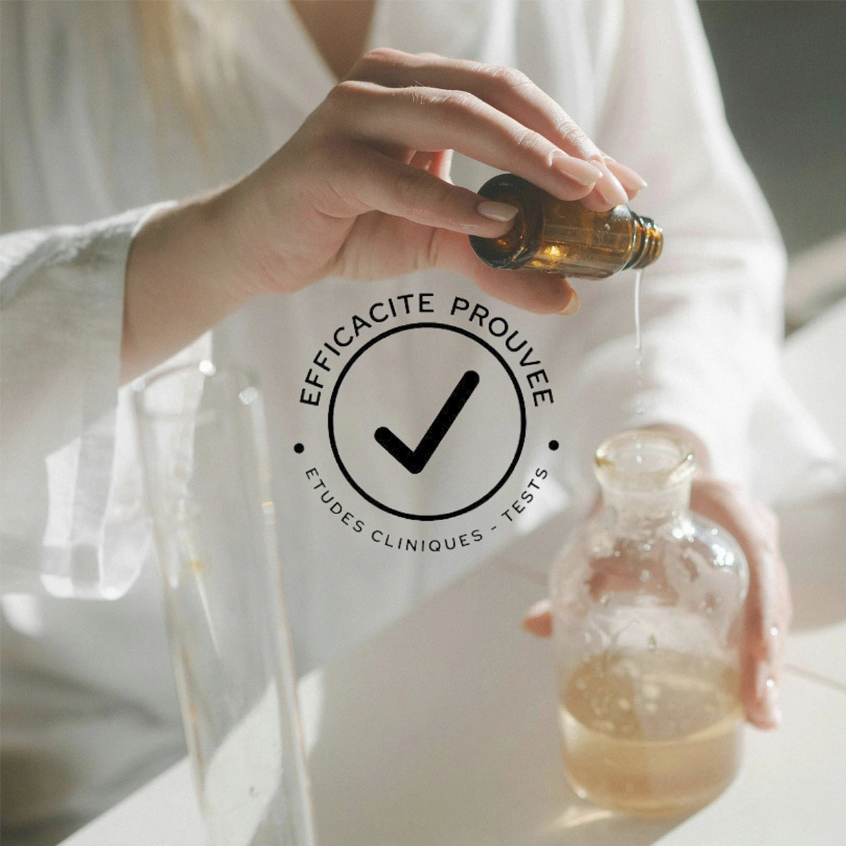 l'expertise Ysalie, en fond une laborantine réalise un travail et le logo Ysalie représentant l'efficacité prouvée sur les cures de compléments alimentaires